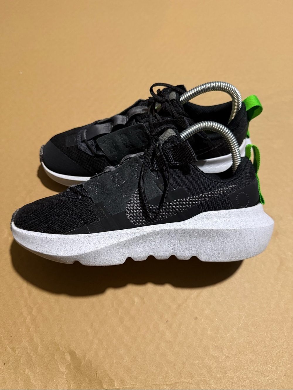 Nike Kids Black Sneakers with Green Heel Loop boys 5Y/ W6.5